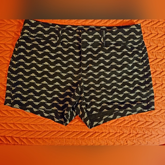 🚀 3/15 Old Navy Pixie Shorts with Black and White Pattern Size 2 - Picture 1 of 5